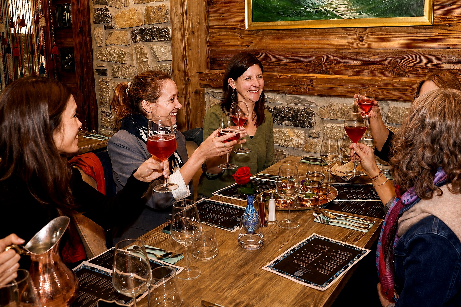 Groupe de convives qui trinquent autour de la table au restaurant Reflets de Perse