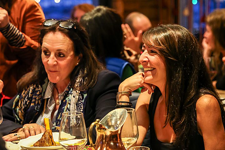 Amis partageant un repas au restaurant
