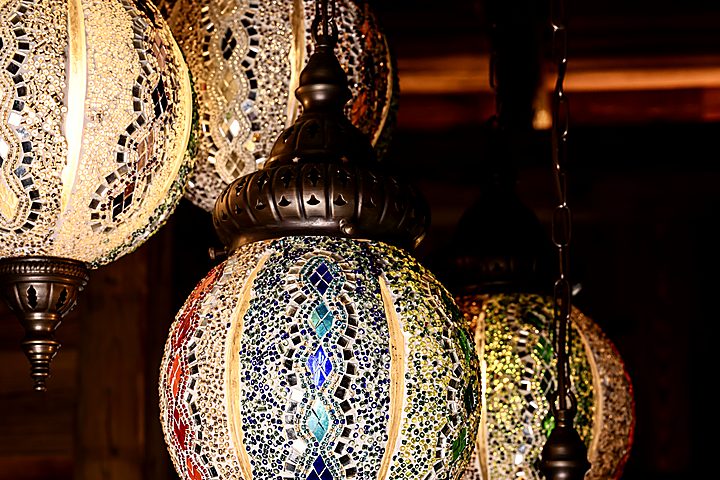 Luminaires persans dans la salle