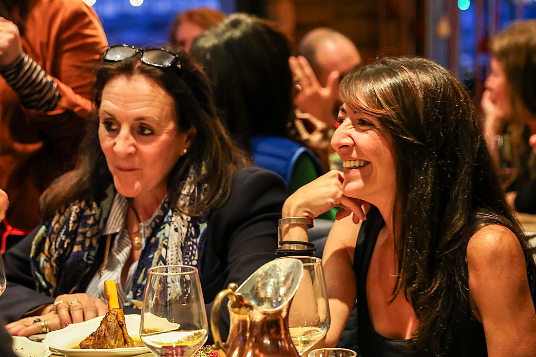 Amis partageant un repas au restaurant